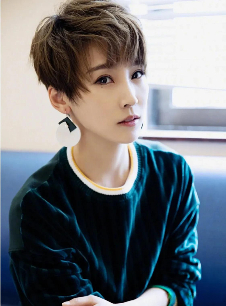 谢楠短发凌厉干练,飒爽朝气,她的短发形象我非常喜欢.