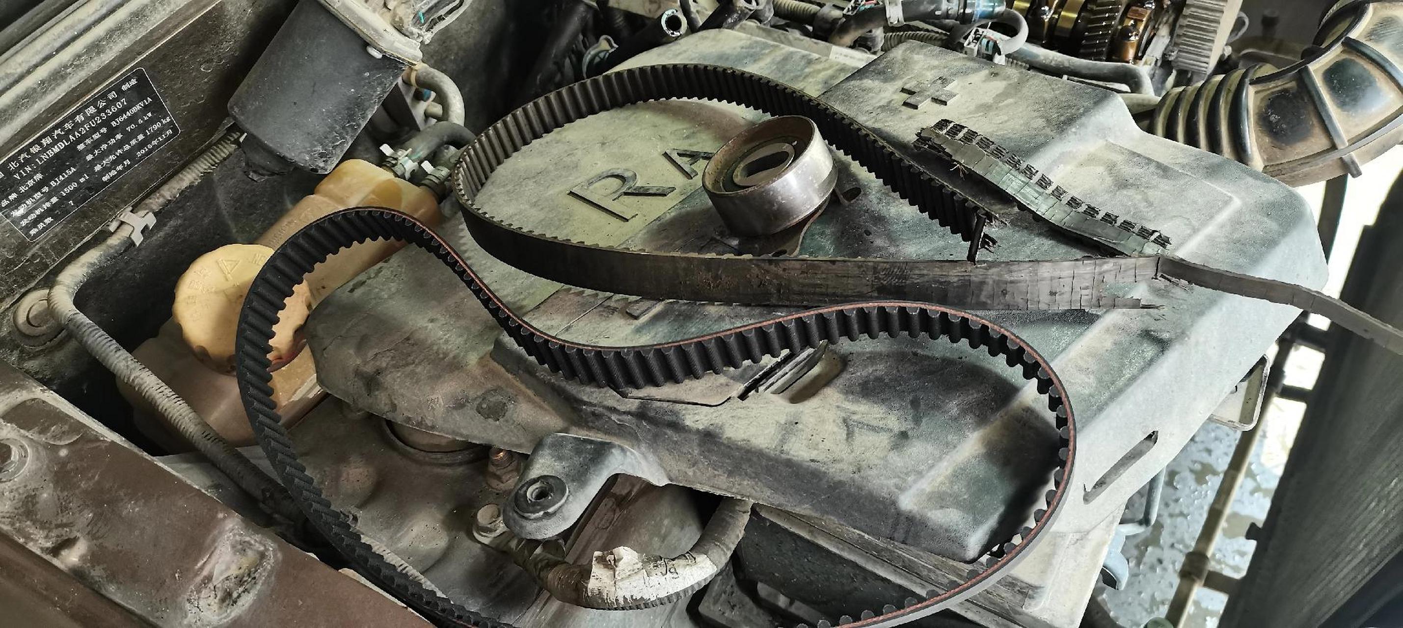 北汽威旺正常行驶中正时皮带断裂,车主火气好,没有顶气门,更换正时