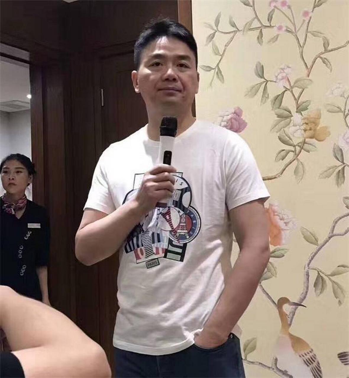 刘强东带着京东员工接受央视采访时,副总杜爽说她怀孕了,刘强东一开始