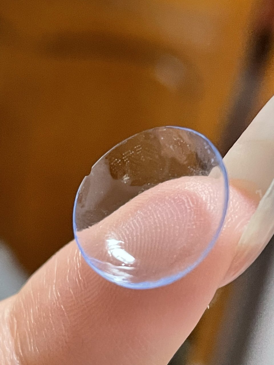 戴了一天,刚取下来就发现隐形眼镜碎了,不知道是戴上的时候碎了还是