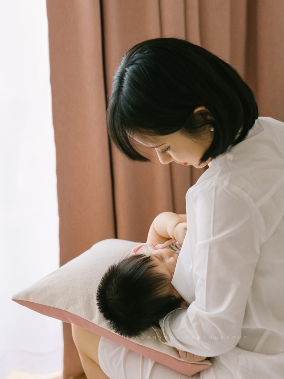 看着宝宝小小的脑袋趴在怀里咕咚咕咚大口吮吸着,小手牢牢地抱着,生怕