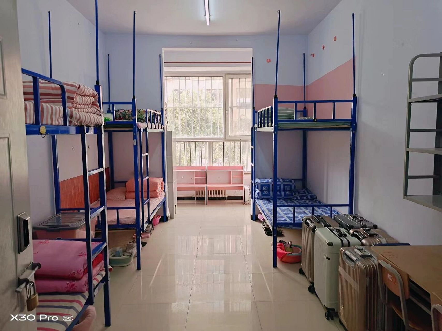 河北民族师范学院～宿舍 这张图是我大一刚来的时候军训的时候的宿舍