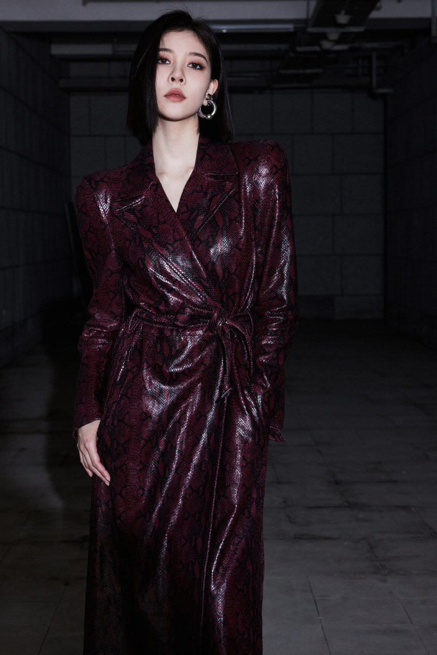 宋妍霏酒红色长皮衣,利落短发,干练飒爽