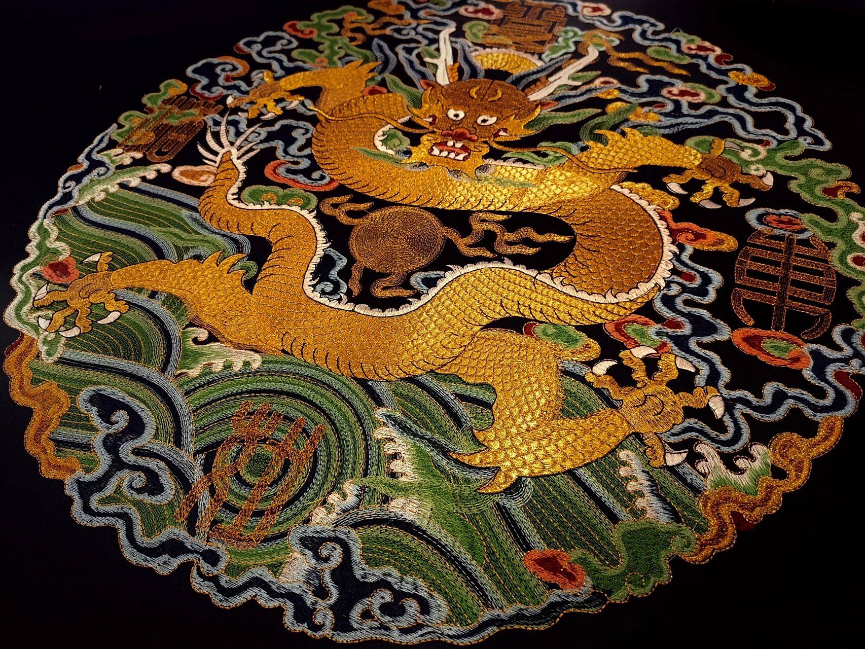 故宫唯一一款带有字的衮服-康熙衮服 此件衮服是康熙皇帝庆祝自己生