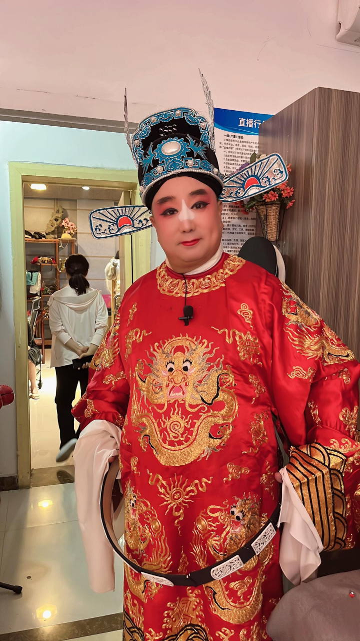 唱戏大爷组男团20万人追更 53岁的田冠军是名豫剧演员,如今,要在抖音