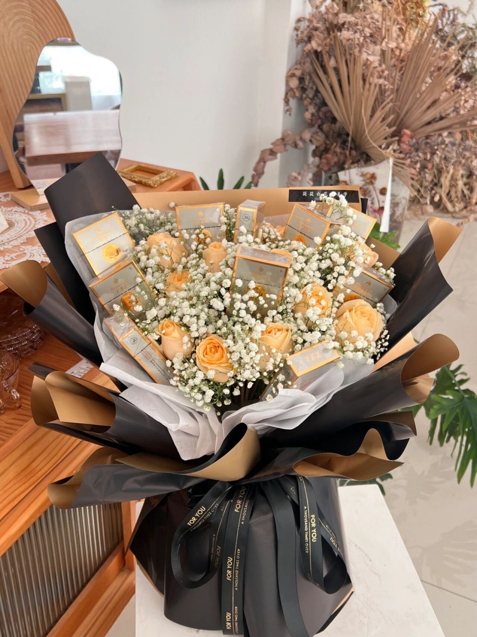 男人地位突现出来了香烟花束 近几年,送男生的花明显呈上升99 证明