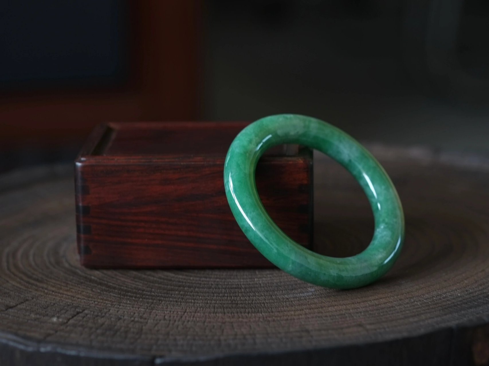 细豆种满绿翡翠镯|翡翠的尽头是满绿92 满绿翡翠颜色浓郁,生动明媚