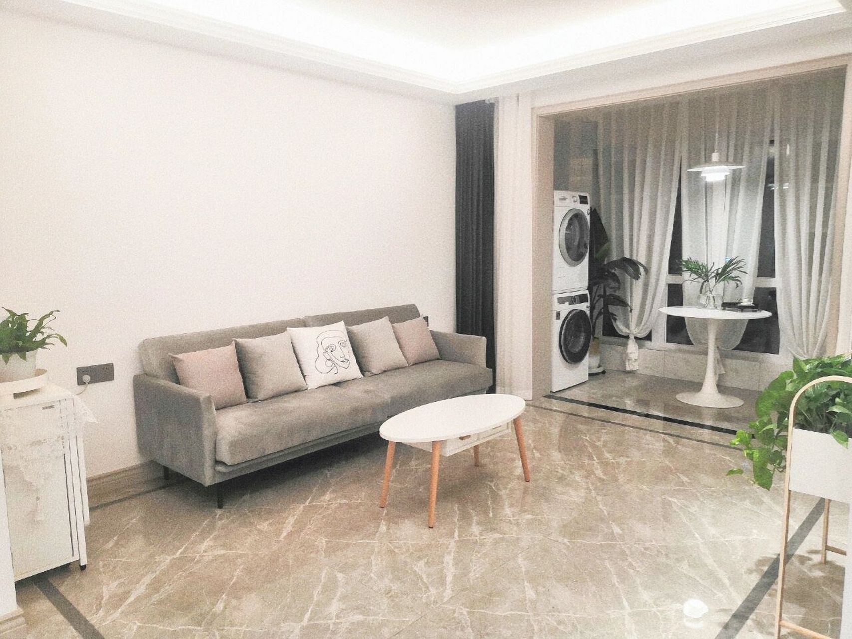 入户门在沙发和背景墙中间的位置  图一的弊端是电视背景墙比沙发哪 