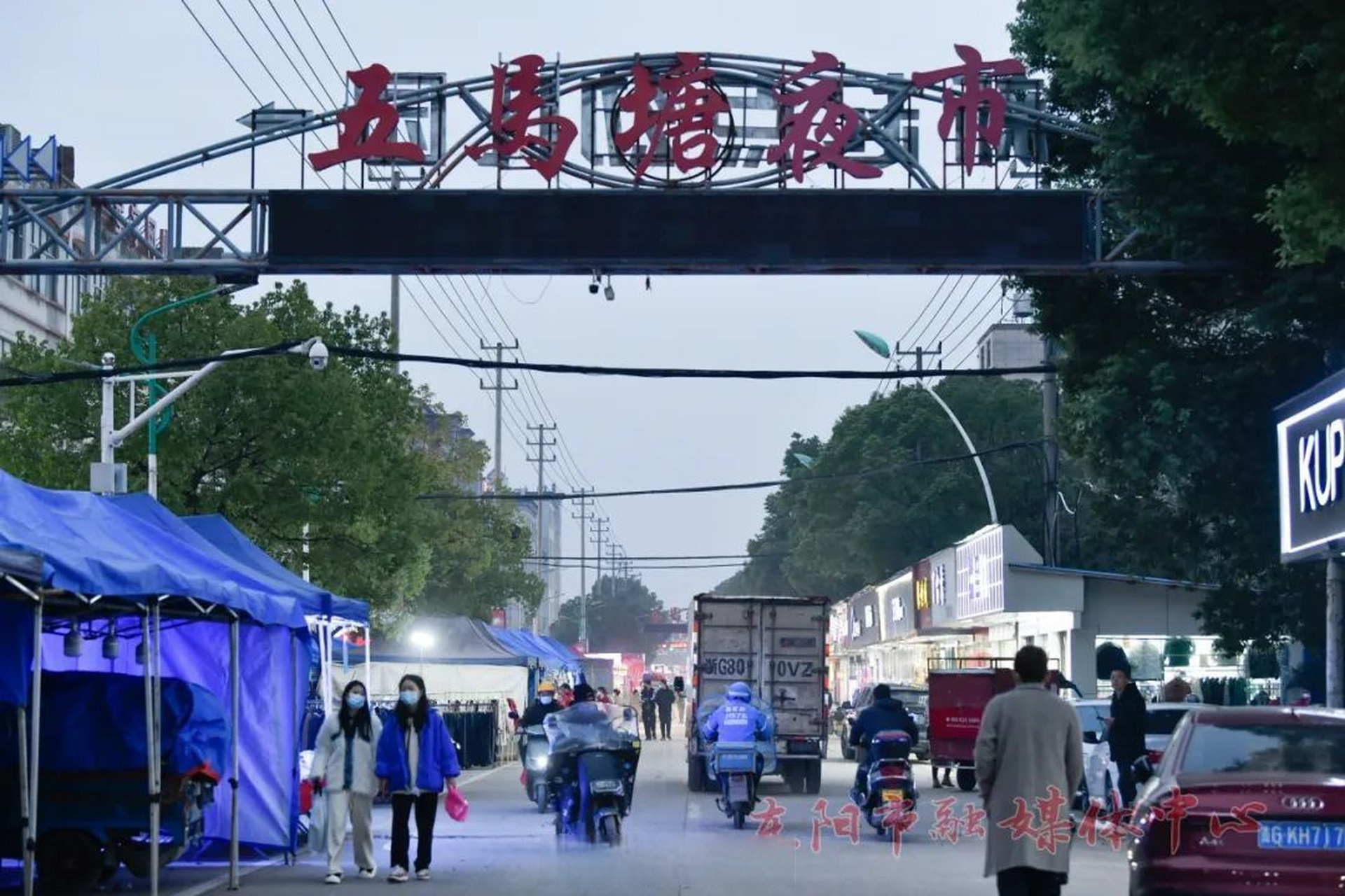 "近日,一张白云街道五马塘夜市摊位投标中标榜单在抖音,自媒体微信