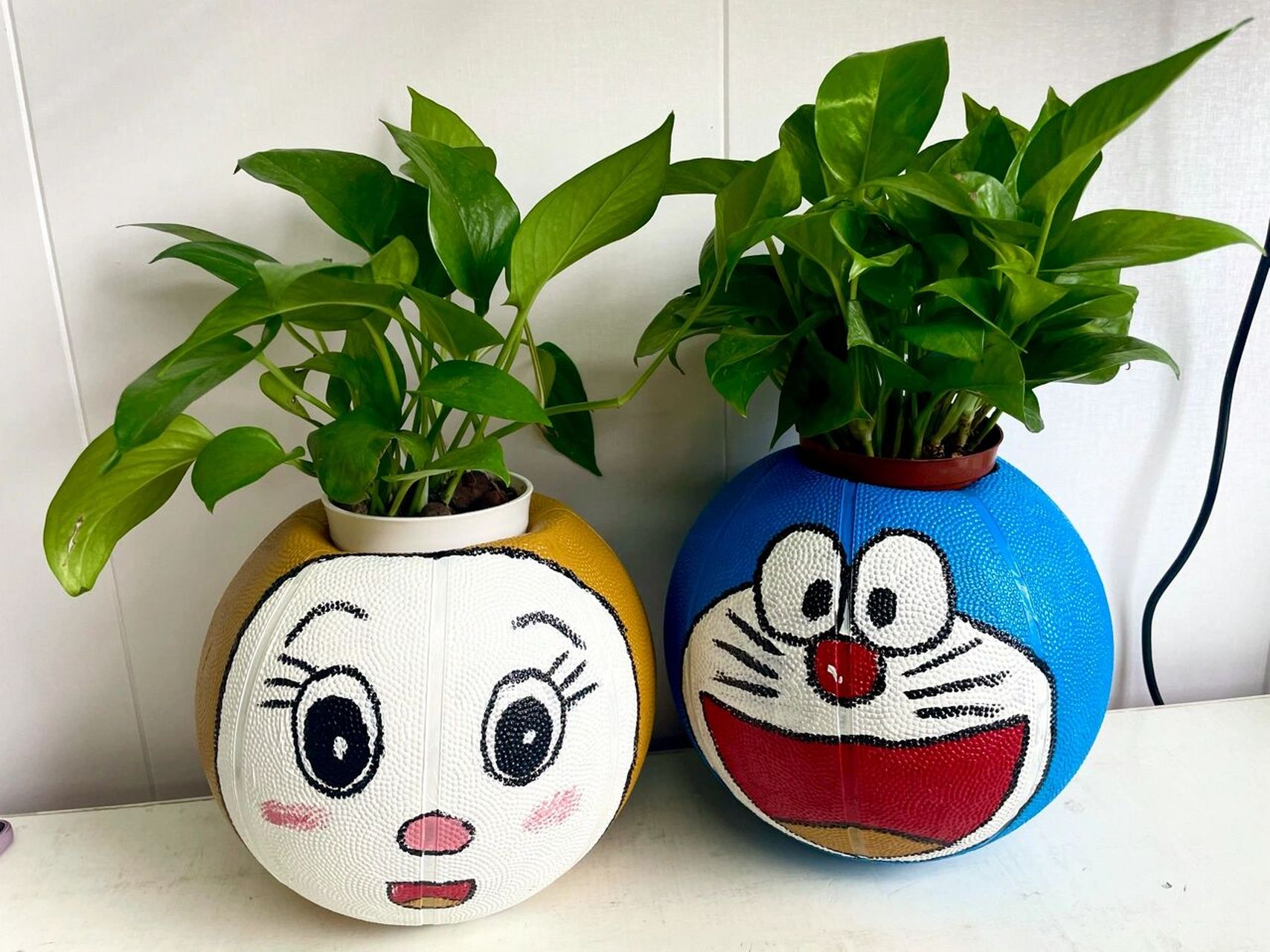 篮球90改造花盆 没用的篮球90废物利用,挖一个洞洞放植物,在用