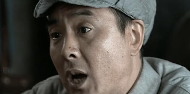 有一次,丁伟和李云龙还有孔捷聚在一起喝酒,李云龙得意地炫耀自己现在