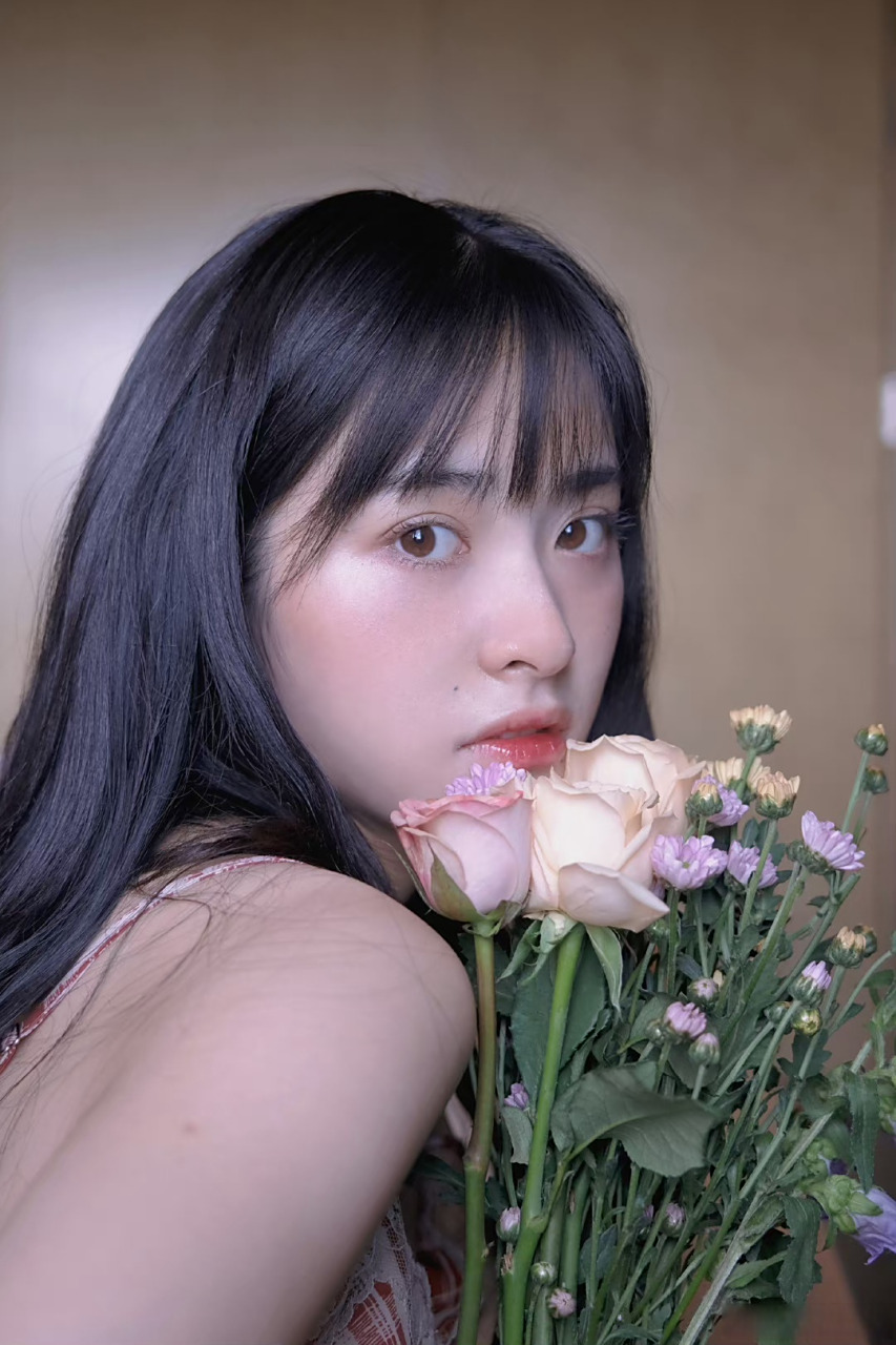 沈月最新照片来了,好适合当头像啊