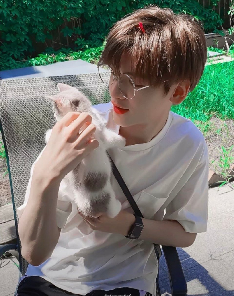 创造营2019翟潇闻的初舞台唱的那一首情深深雨蒙蒙就够让人印象深刻