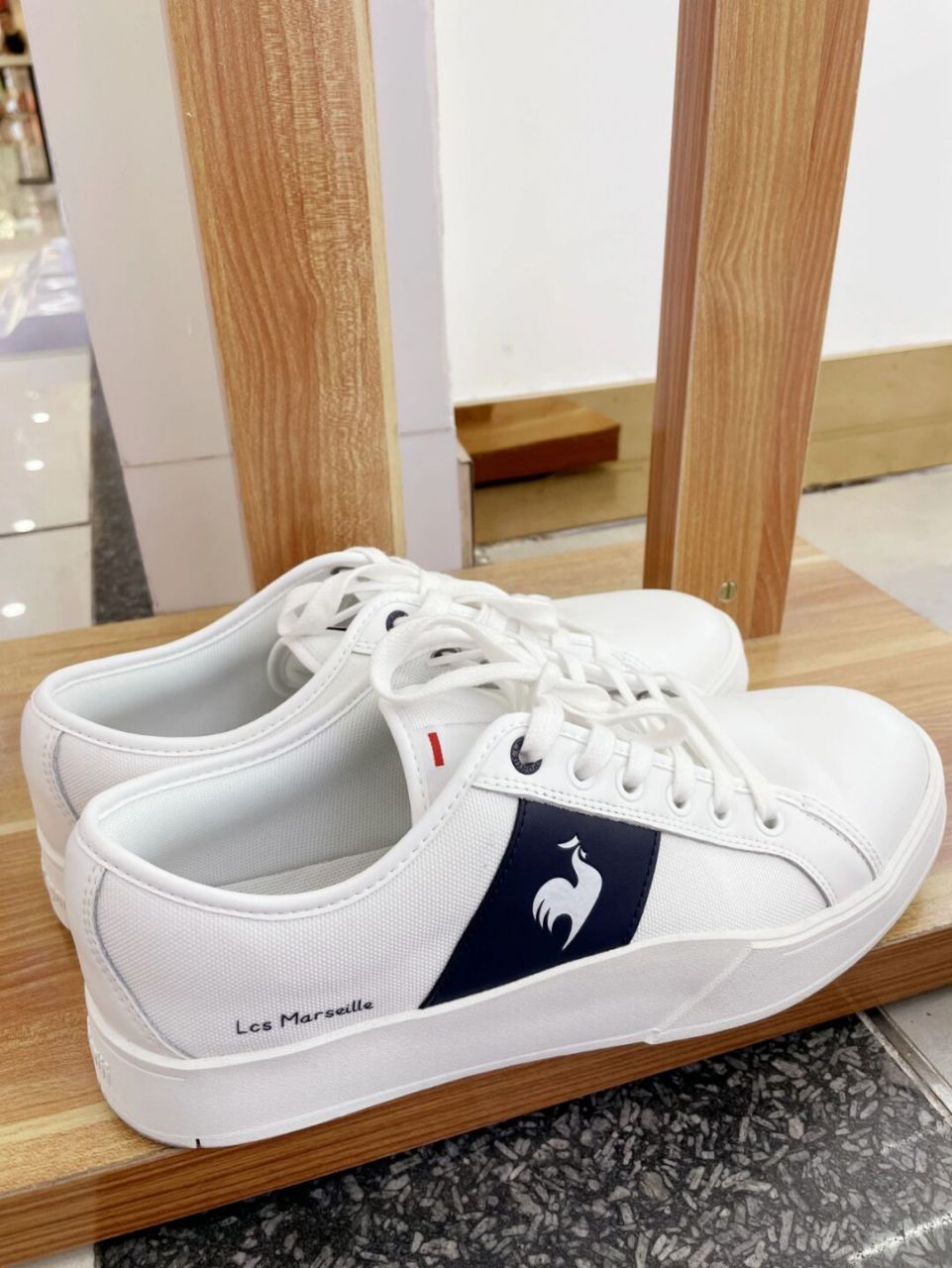 前些天闺蜜入手了le coq sportif乐卡克马赛板鞋,听她说这个鞋子是从