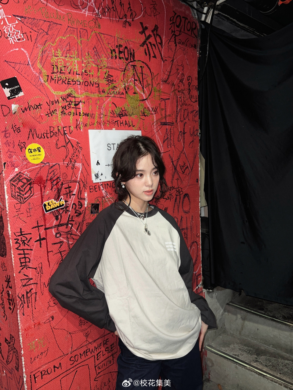 欧阳娜娜贴钻眼妆 @欧阳娜娜 的中分大波浪造型,配上精致的贴钻炎妆