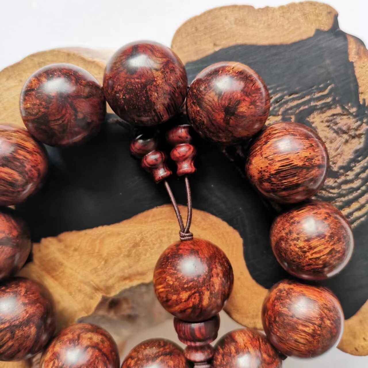 藤香木手串-堪称最接近海黄的手串 老挝藤香木,又称树香木,产于缅甸