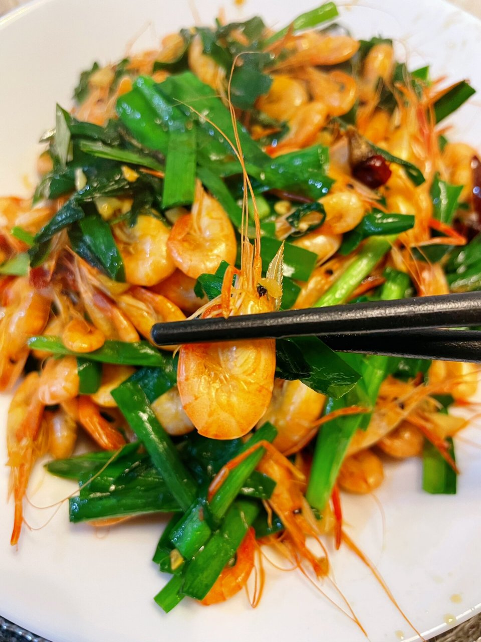 韭菜炒虾米～ 食材:虾米 韭菜 调料:姜蒜末 干辣椒 盐 蚝油 步骤: 1