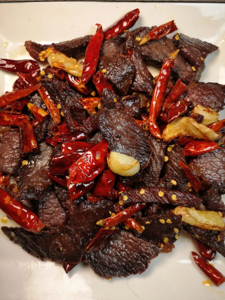 云南干巴(腌制风干的牛肉),经过自然的酝酿,时间赋予了牛肉特殊的风味