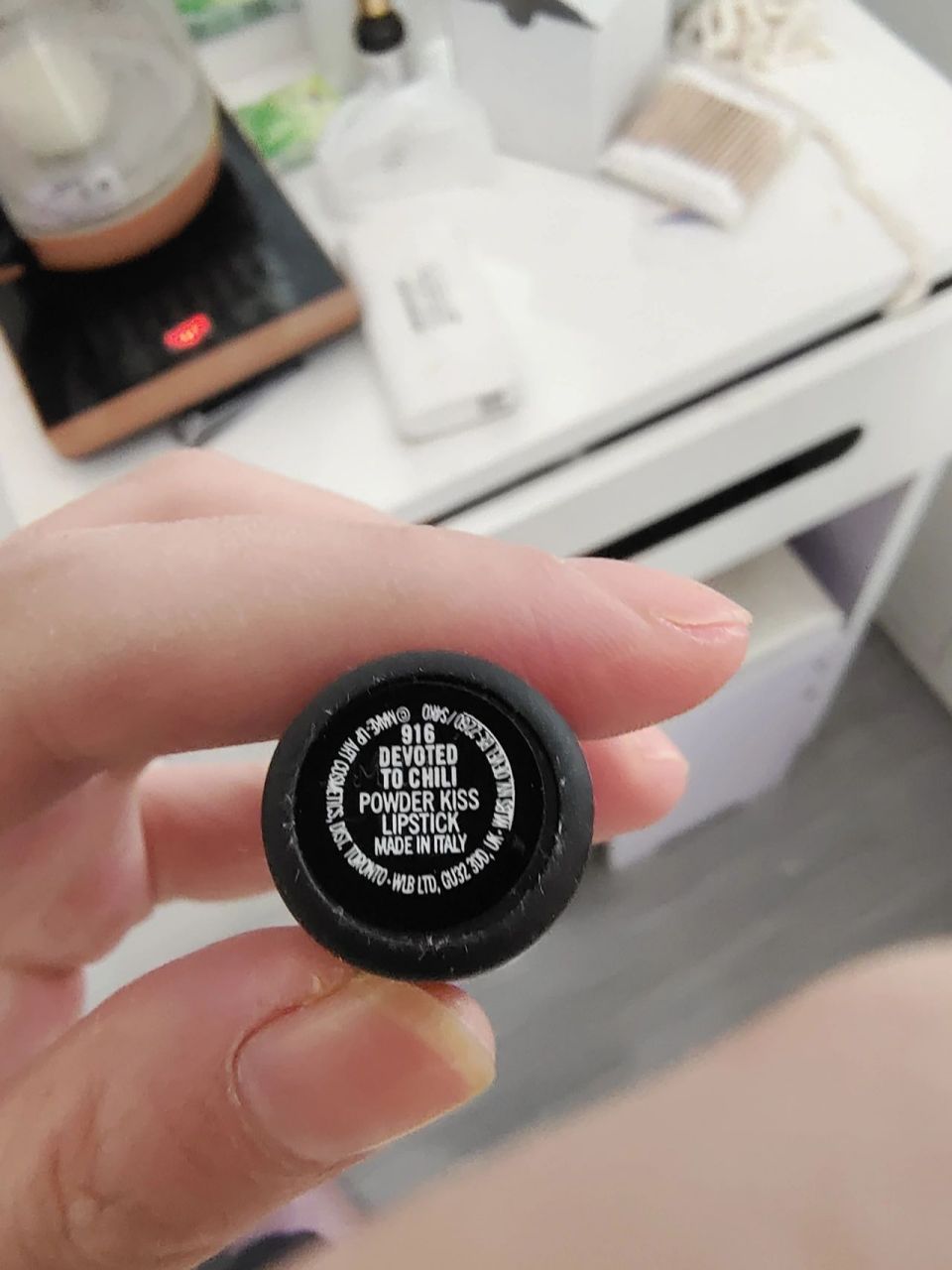 mac口红看生产日期 这款mac的口红很不好看生产日期,需要打光侧着看