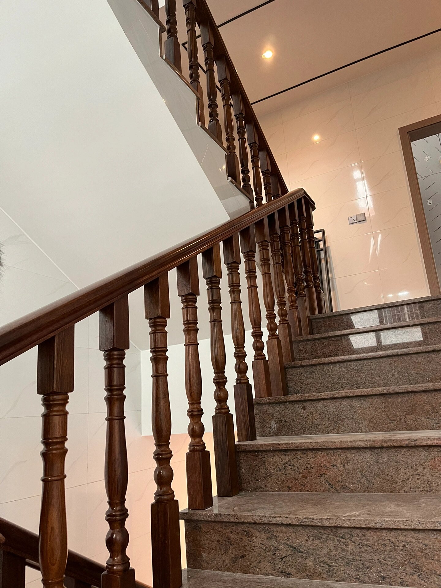 菠萝格楼梯护栏    专业楼梯扶手定制,全屋实木定制