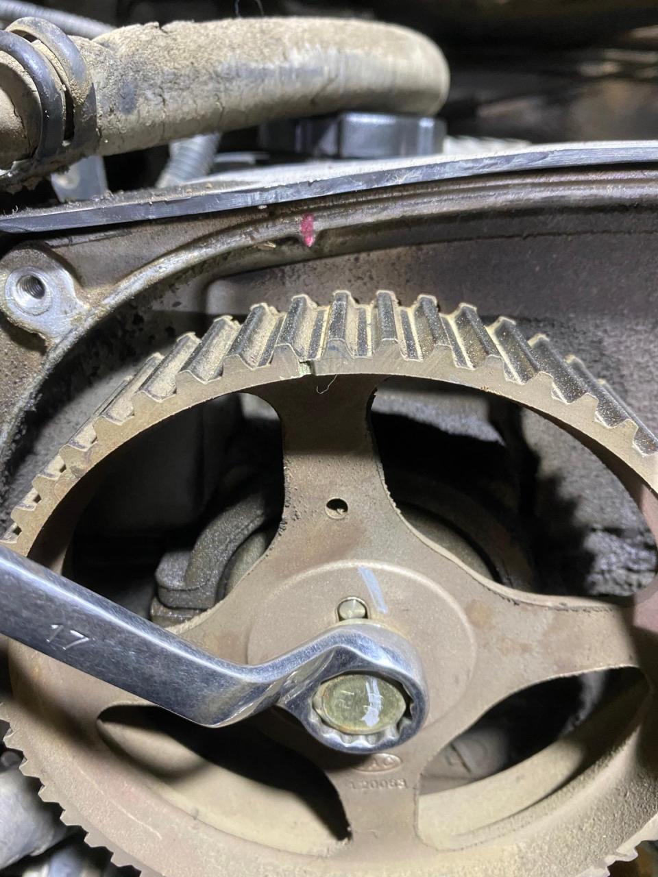 凸轮轴正时位置如图  左边机油泵正时位置如图 曲轴正时位置如图都没