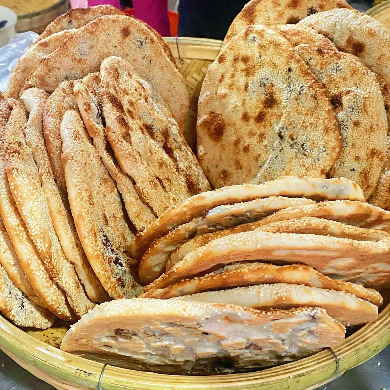 有着一千多年历史的淄川肉烧饼是山东省淄博市淄川区的一种汉族传统