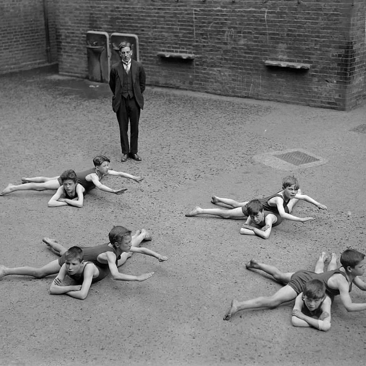 1932年某国游泳"冠军教头"正在陆地上训练孩子们游泳,不知道郭德纲