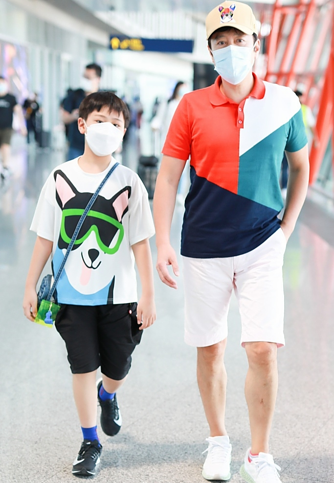 恰逢今天是六一儿童节,父子俩还特意比了六一手势可爱十足.