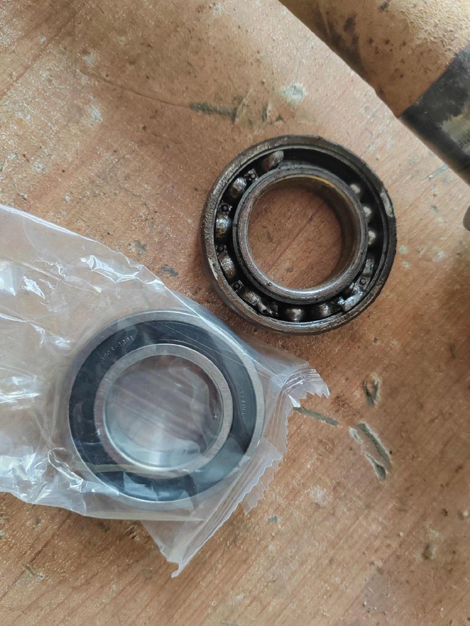 东风风神s30行驶中有吱吱异响,经检查底盘发现右侧半轴过桥轴承损坏