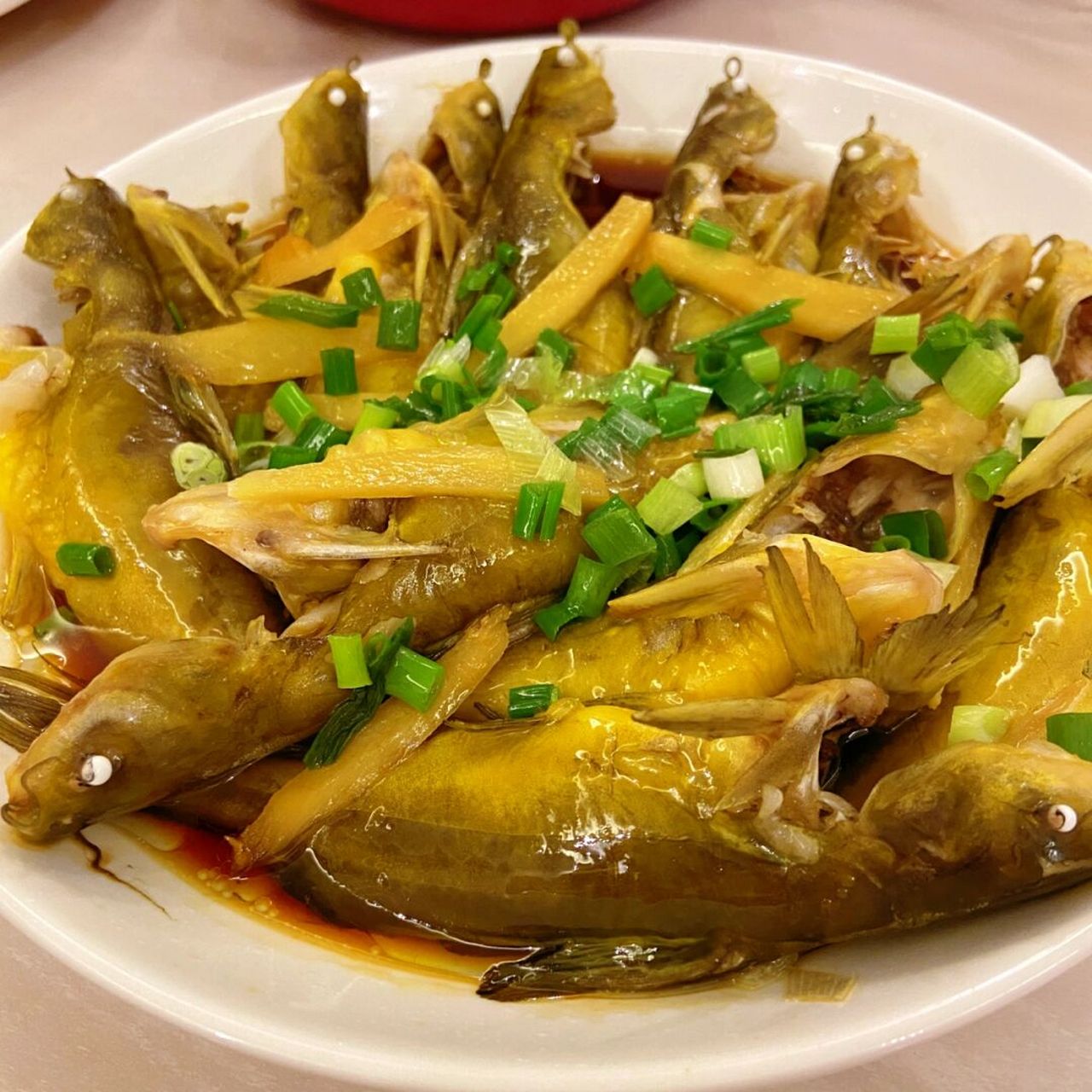 黄骨丁两吃 今天吃清蒸黄辣丁,留了两条比较大的用来煮汤,还有一个