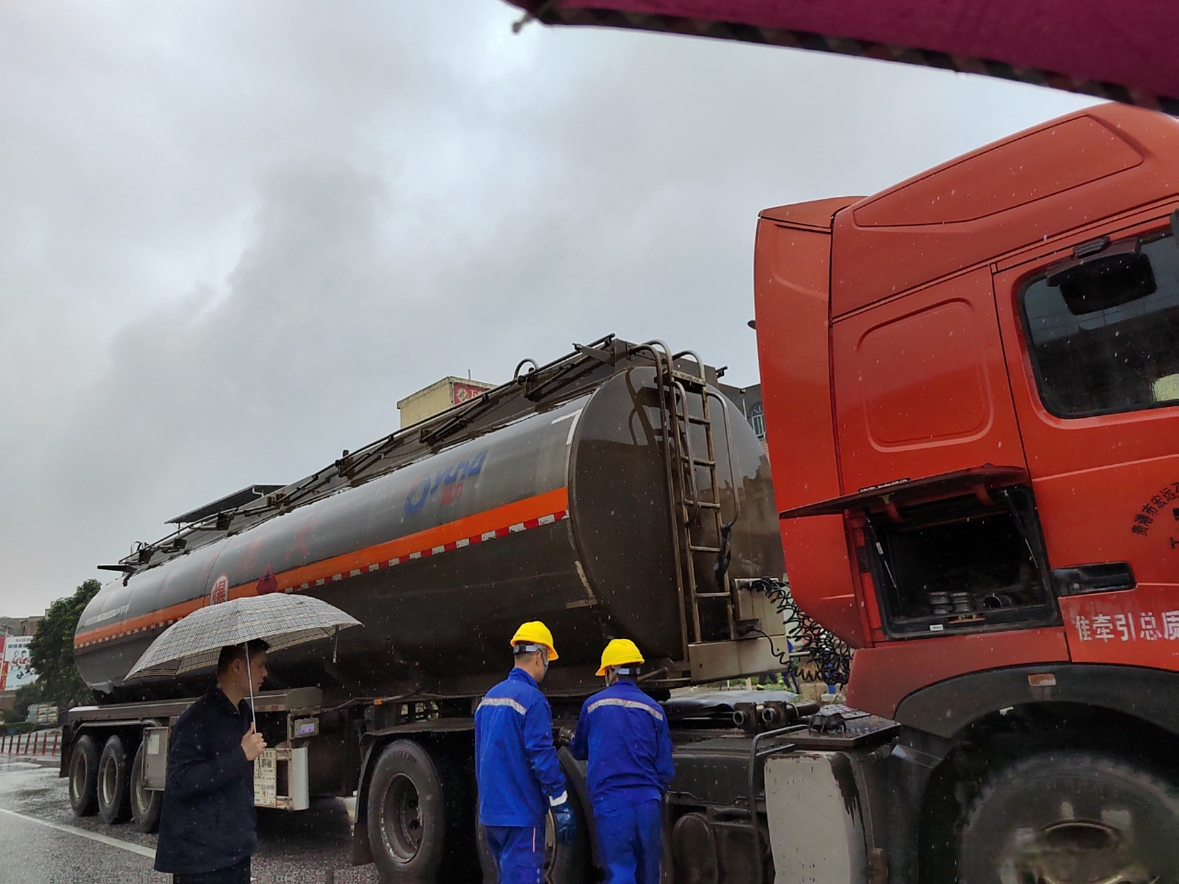 近日,广西贵港市一辆装载33吨汽油的拖头油罐车出现渗漏.