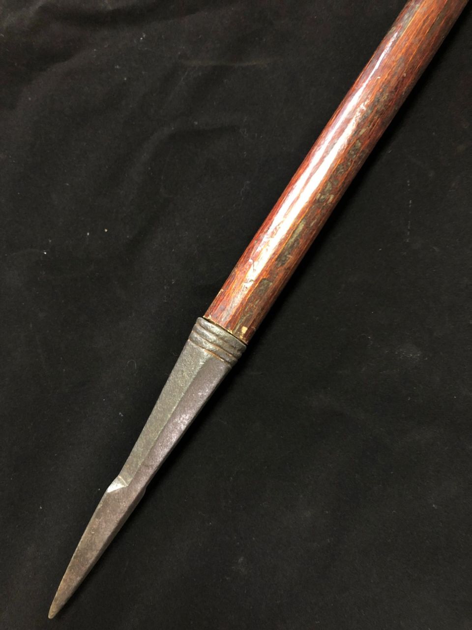 古兵器明代原大漆杆长颈长矛 古兵器明代原大漆杆长颈长矛,全长2米