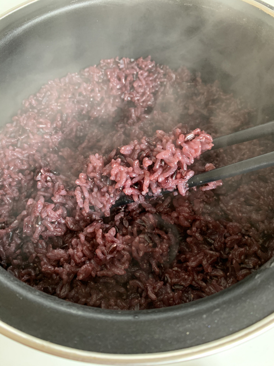 普及黑米饭的做法 黑色食品不但营养丰富,而且补血美容效果也非常好!