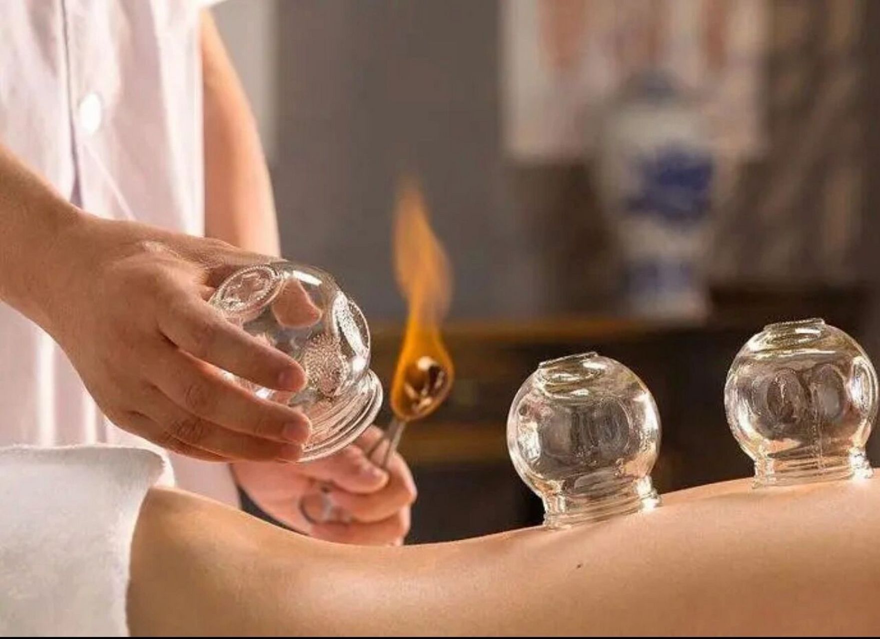 第一阶段, 当拔罐用中等吸度或者最大吸度,贴近皮肤,全身的体表经络