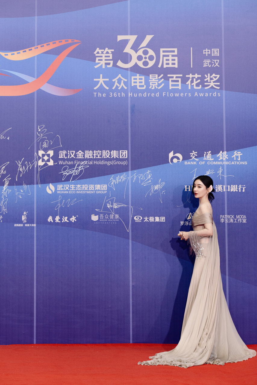 红毯图来啦今儿还阔以不～#袁姗姗百花奖流苏礼服##袁姗姗穿纽带礼服