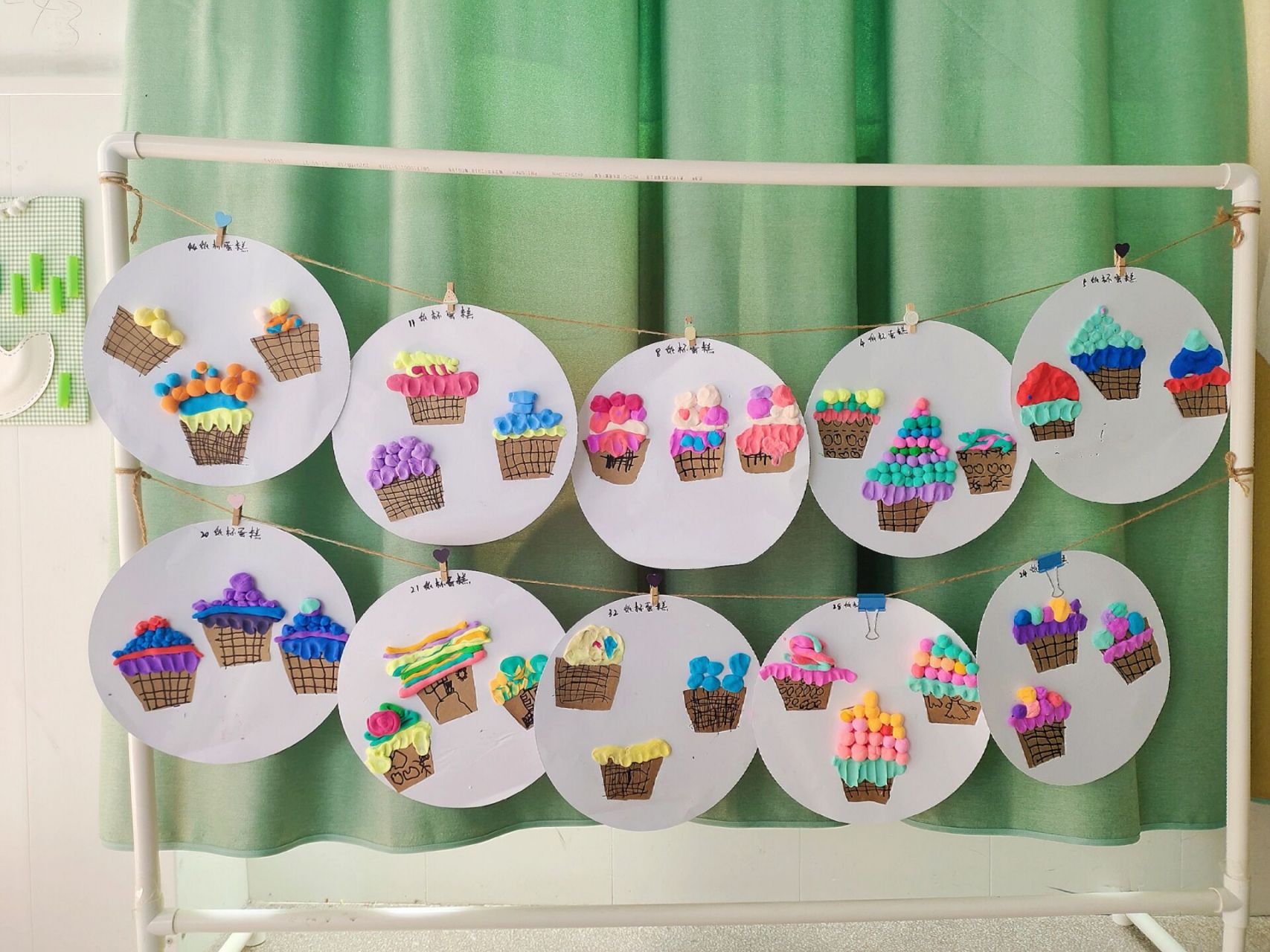 创意美术/《纸杯蛋糕》 今日作品: 96 《纸杯蛋糕》所需材料: 圆形