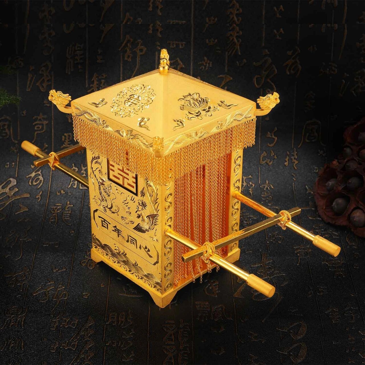 古法黄金花轿 轿子,最早称为"舆",是古代的交通工具,经过历代不断发展