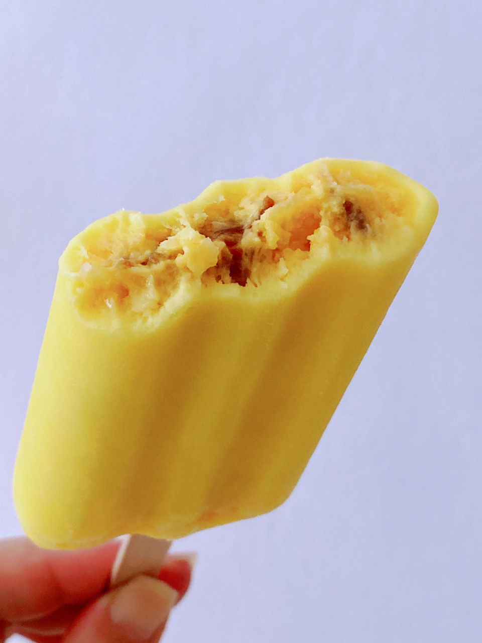 不仅能吃得到菠萝果肉95和甜橙果肉92 中间还夹杂了冰沙粒06