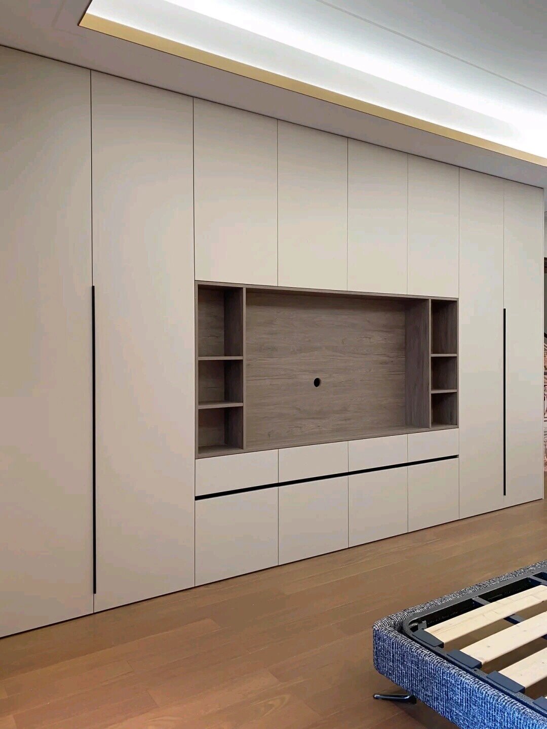 主卧床尾衣柜77电视柜一体73躺平看电视太爽了