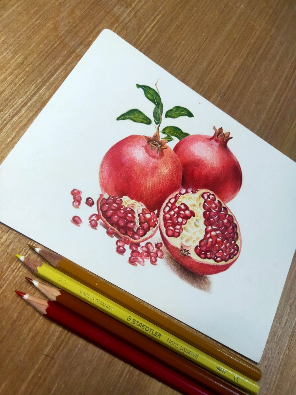 秋天又到了吃石榴的季节 工具:施德楼水溶彩铅  彩铅画纸 素材