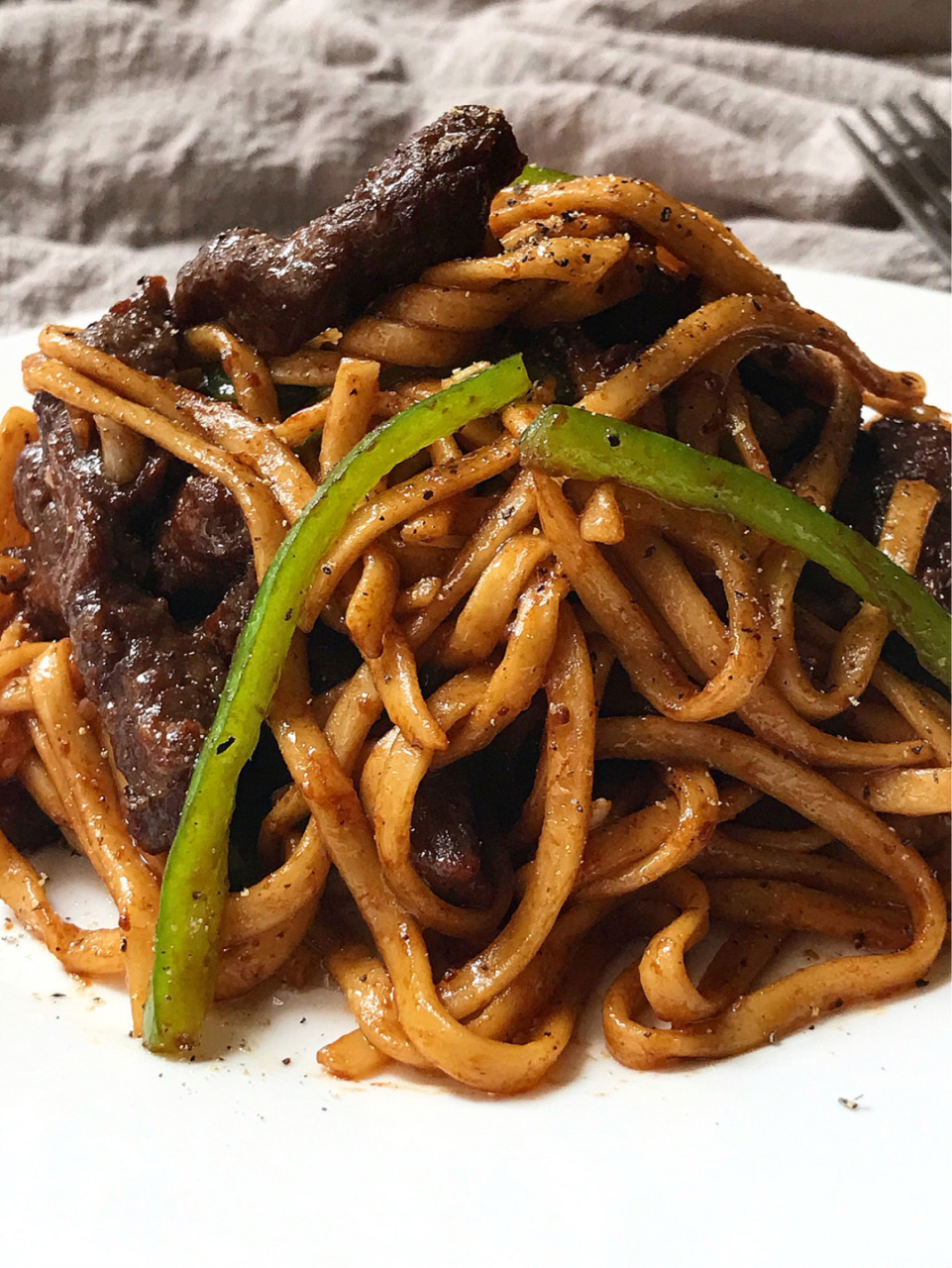街头风味,黑椒牛柳炒面~05 食材:牛肉100克,面条1份,青椒1个,蒜3瓣