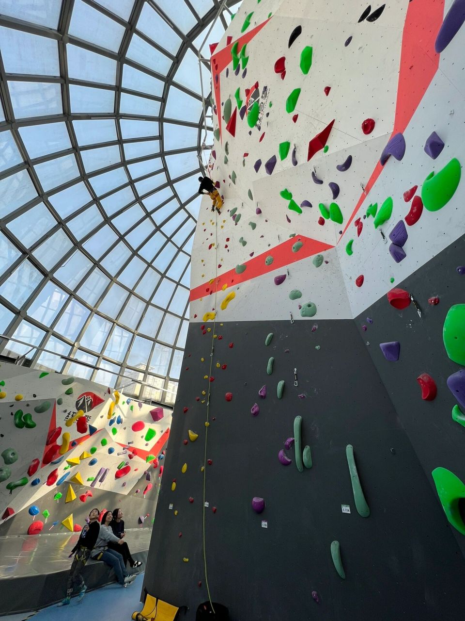 西安又开一家专业攀岩馆 红点攀岩打卡,15米的大岩壁很爽,也有很多