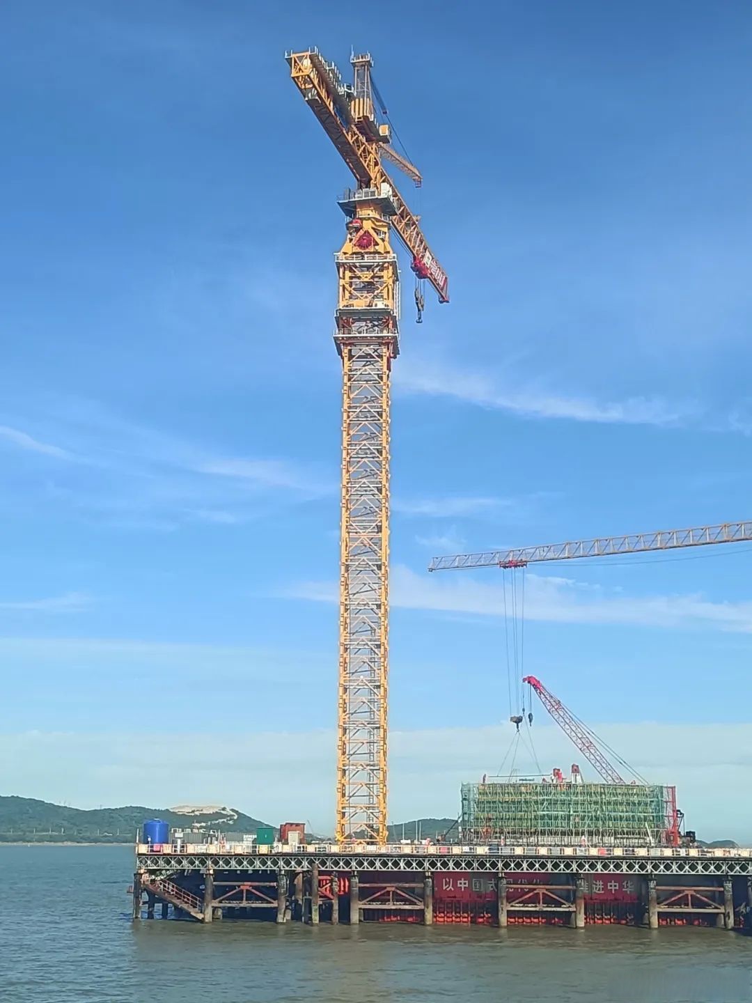 六横大桥建设新动力#近日,中国铁建港航局首台自有超大型塔吊——xg