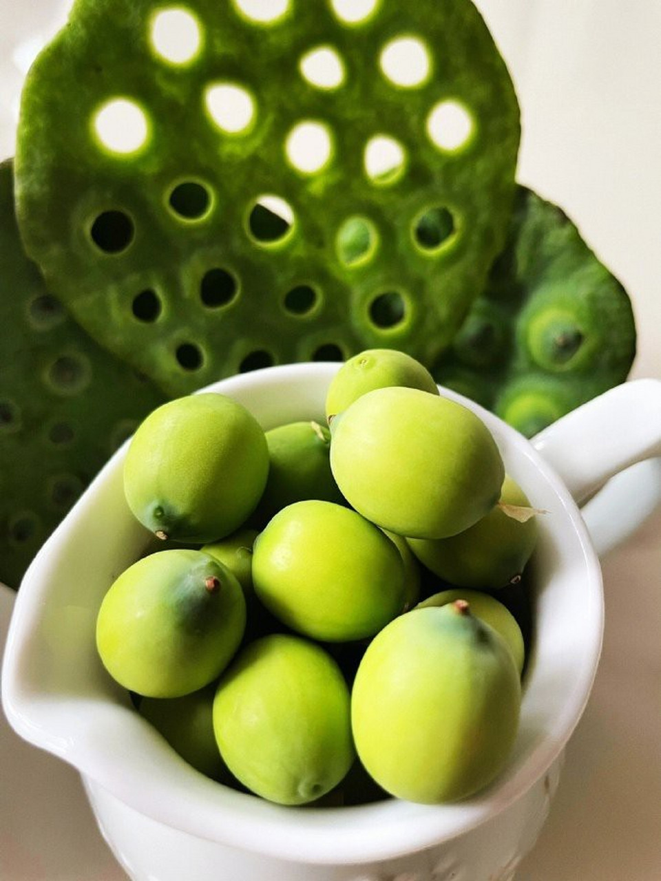 "嫩绿的莲子,闻到清香四溢的莲香,顿时就喜爱上了.