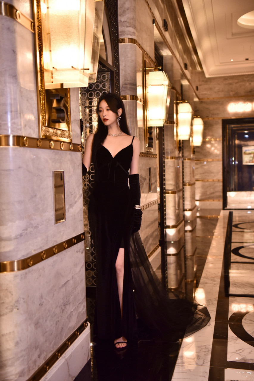 刘泳希,闪光少女,一袭黑纱闪钻裙,靓丽迷人