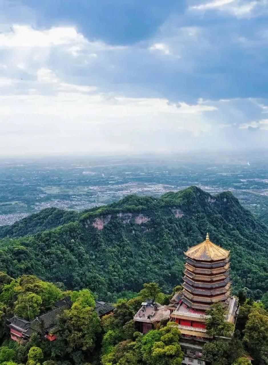成都的都江堰风景区内,距离成都市区仅54千米,是中国著名的道教名山