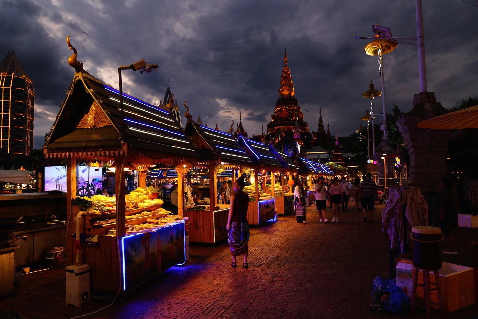 璀璨的告庄西双景夜市 西双版纳不逛一逛告庄西双景夜市,也不算到过