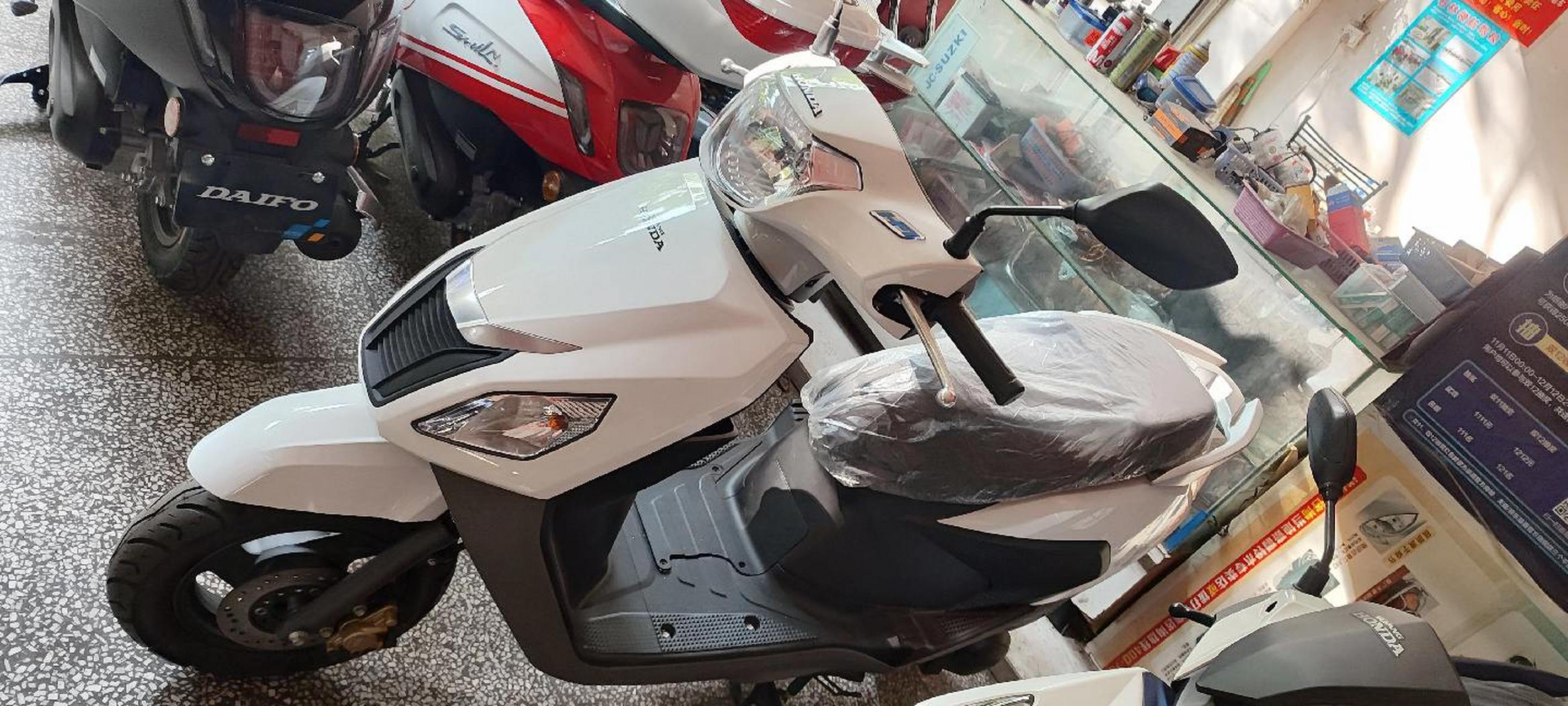 五羊本田 五羊本田nbx100库存车,全新未上牌,原价7860现在优惠2000