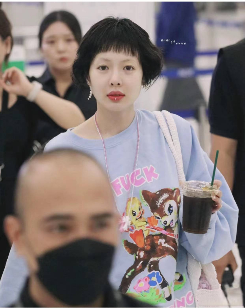 泫雅机场素颜照#素颜比浓妆更好看啊!#泫雅到达韩国机场图