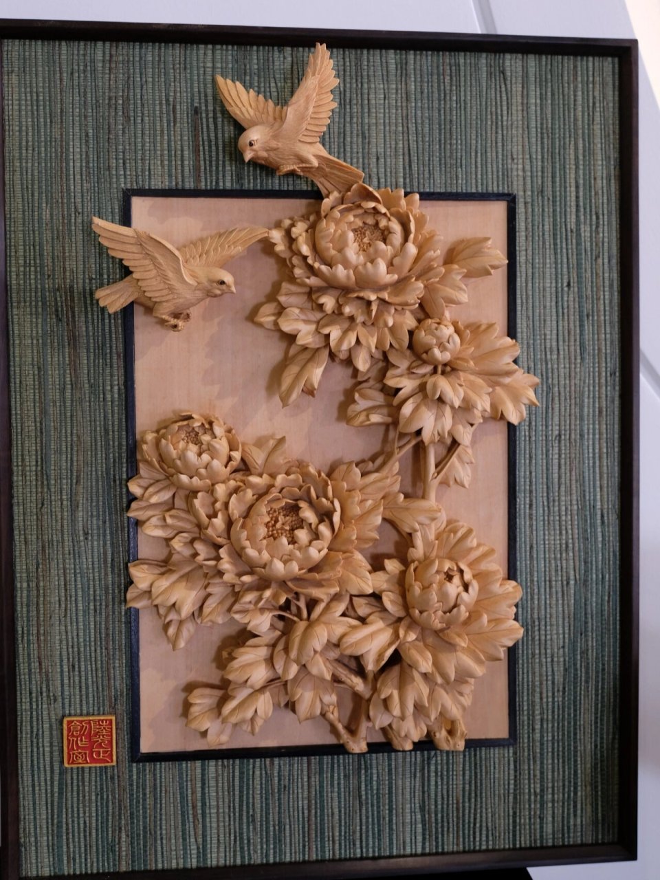 牡丹花叶层叠,雍容华贵,引两雀鸟驻足痴望,更添生机情趣.